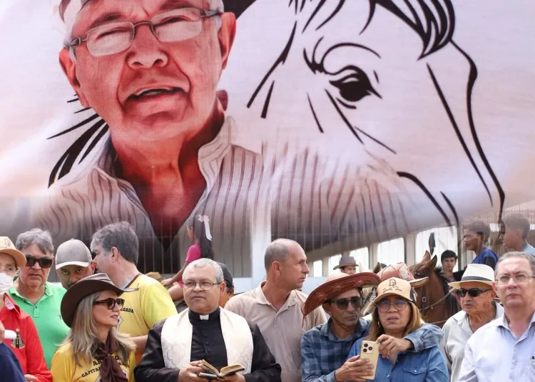 Camila Toscano se emociona com homenagem a Zenóbio Toscano durante 18ª Cavalgada de Araçagi