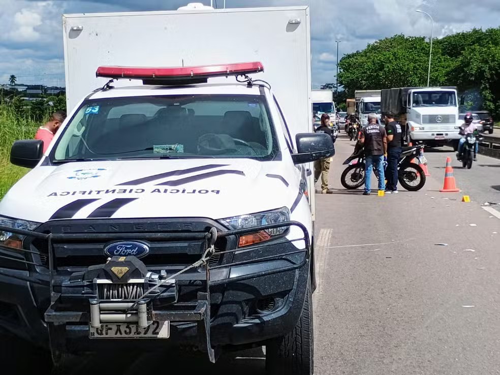 Mulher morre após cair de moto e ser atropelada por caminhão, em João&nbsp;Pessoa