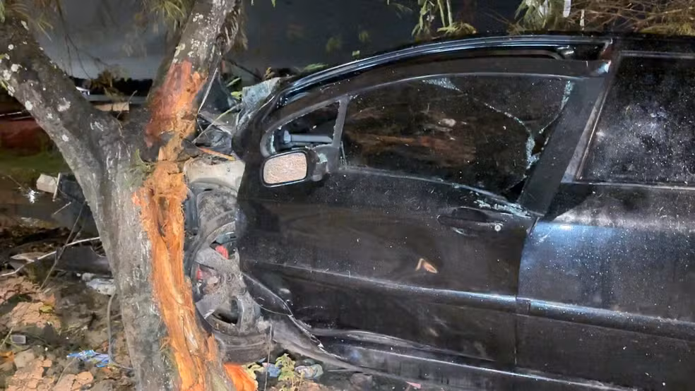 Carro bate em árvore e duas pessoas ficam feridas em João Pessoa