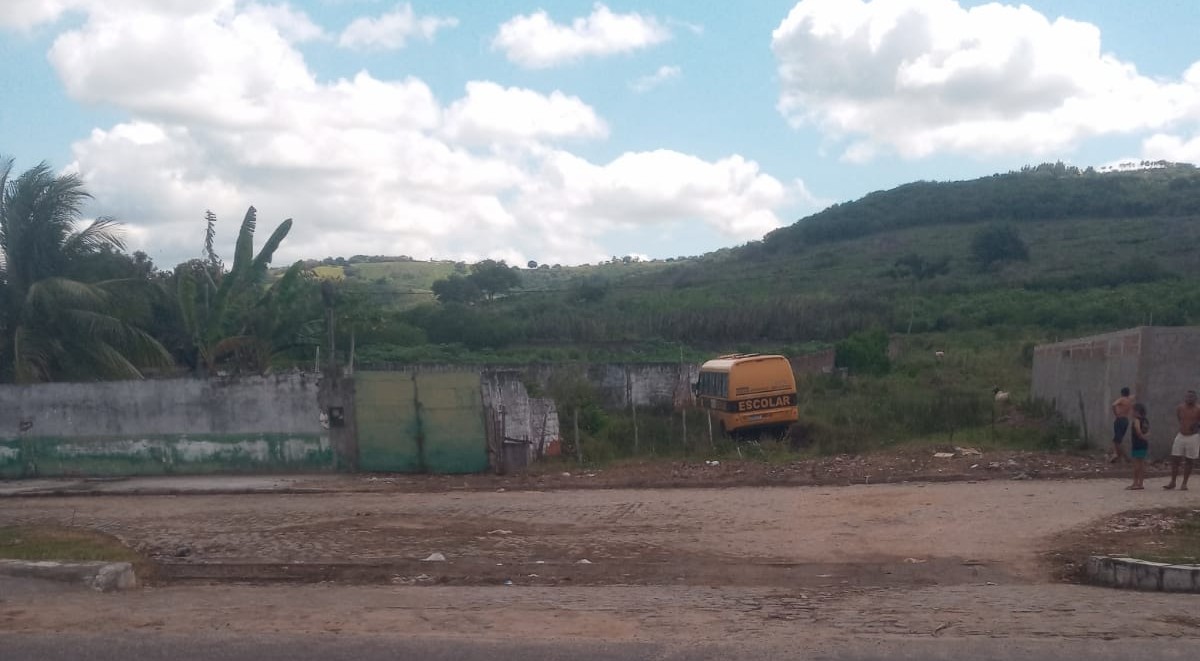 Ônibus escolar da Prefeitura de Duas Estradas perde controle em ladeira e vai parar em terreno baldio
