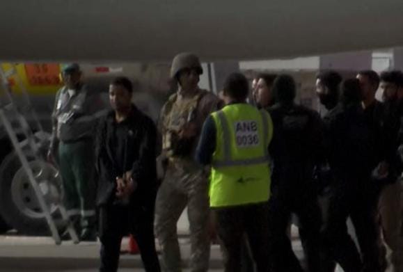 Chegada de Hytalo Santos e esposo à Paraíba é acompanhada por fãs, policiais, imprensa e curiosos