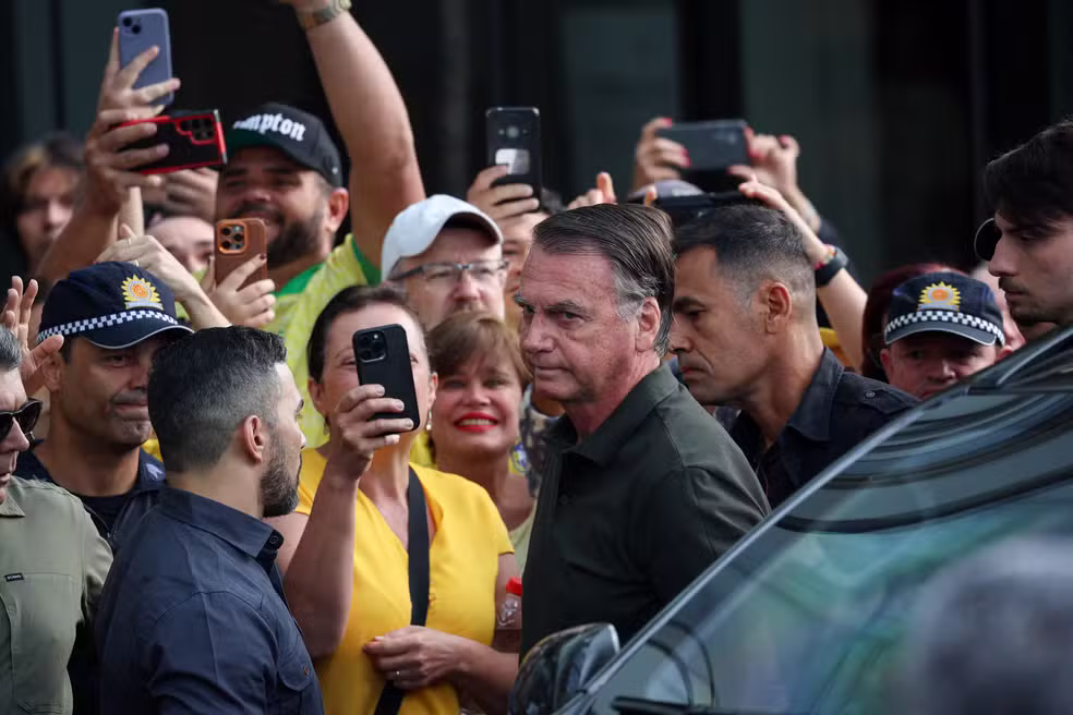 Bolsonaro deixa prisão domiciliar para realizar procedimentos médicos em Brasília