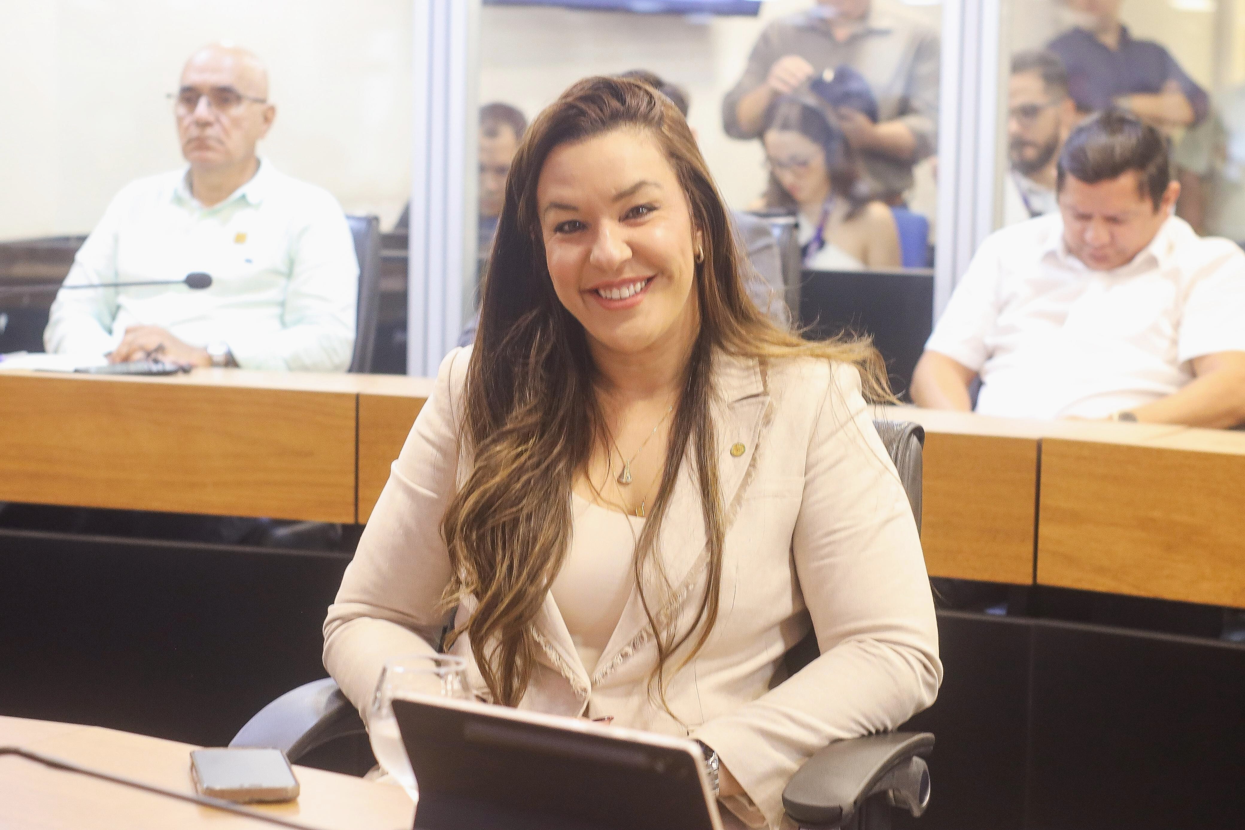Lei de Camila Toscano cria política de prevenção da violência escolar associada ao uso excessivo de telas