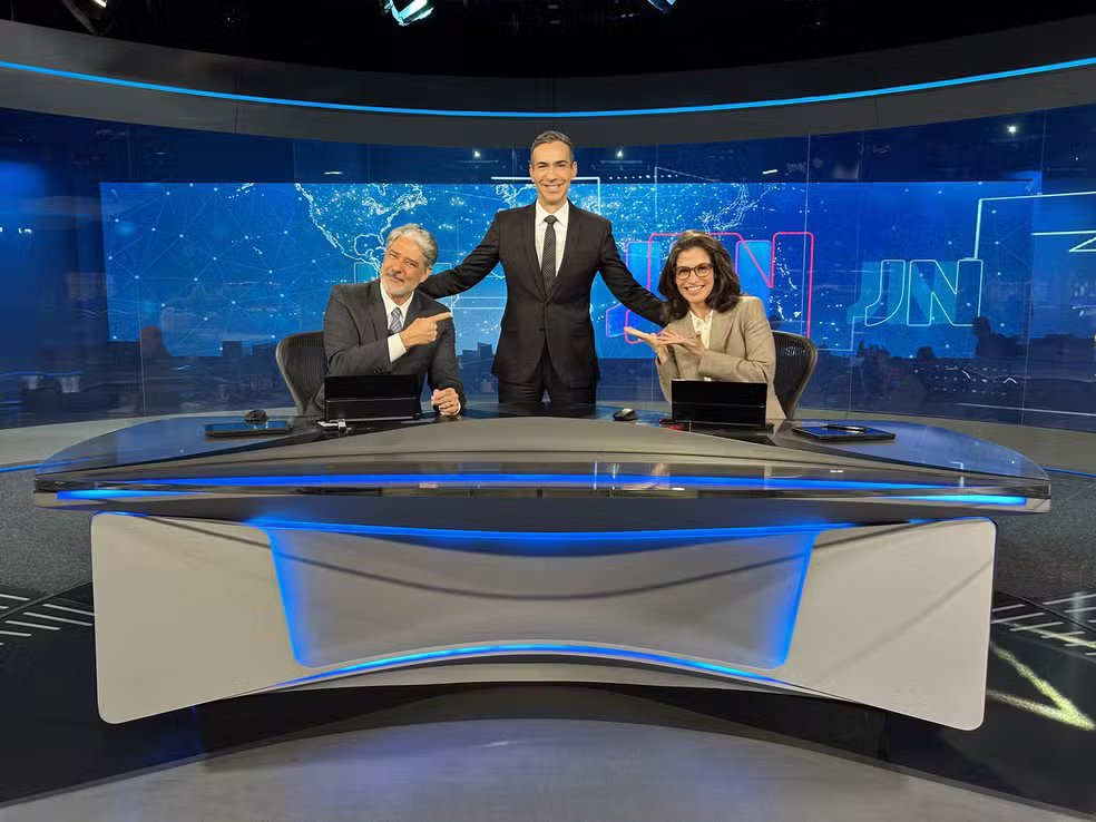 William Bonner deixa o comando do “Jornal Nacional” após quase três décadas à frente da principal bancada da televisão brasileira.