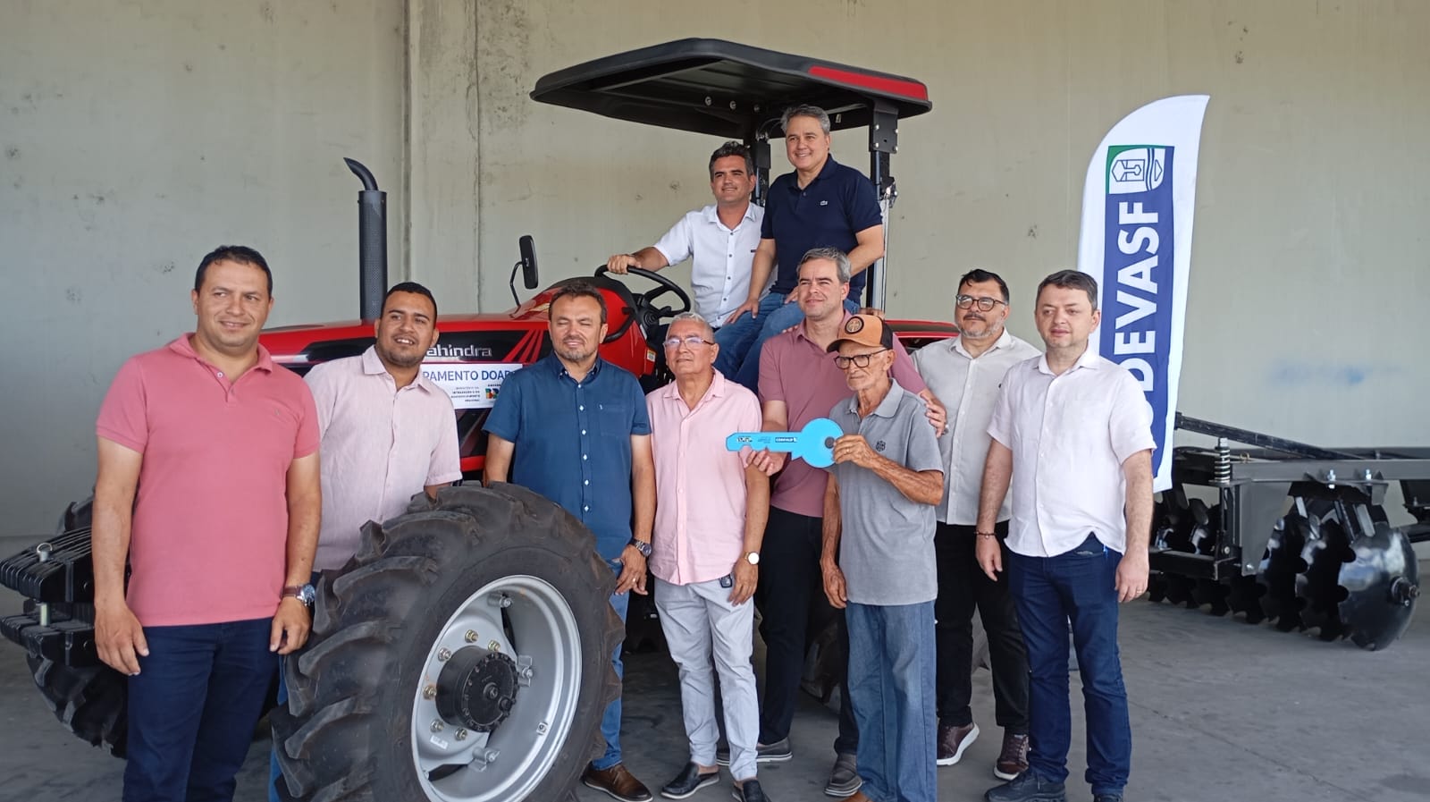 Agricultura familiar de Duas Estradas recebe trator, carroção e grade aradora entregues por Efraim e George Morais