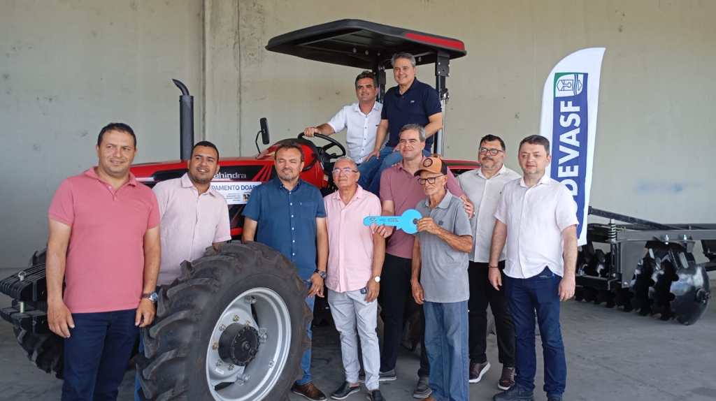 Agricultura familiar de Duas Estradas recebe trator, carroção e grade aradora entregues por Efraim e George&nbsp;Morais