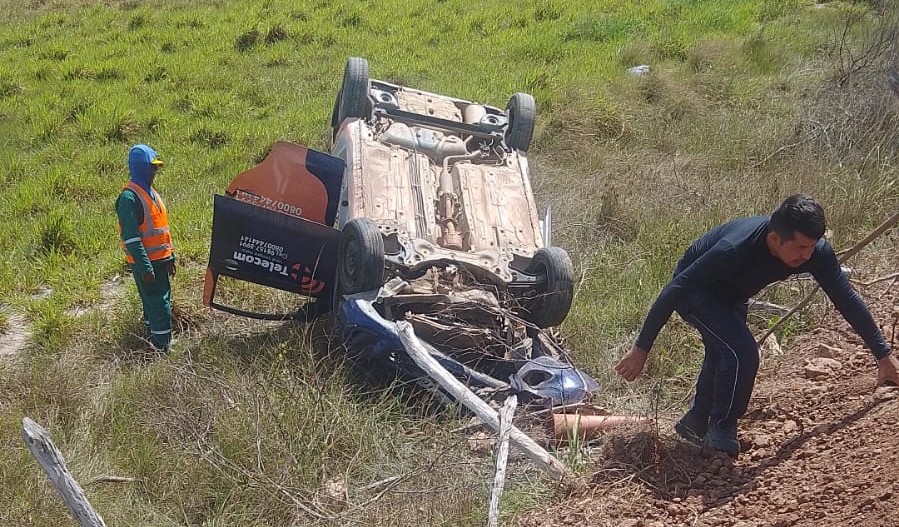 Carro de empresa de internet capota no início da tarde desta sexta-feira (28) entre Duas Estradas e Lagoa de Dentro