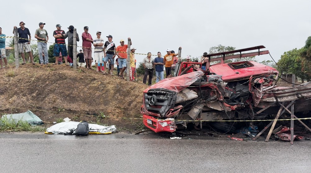 Acidente entre caminhões deixa duas pessoas mortas e motorista com braço&nbsp;amputado