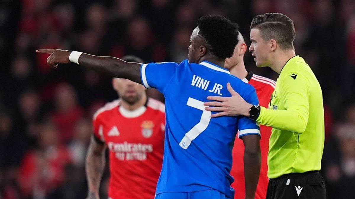 Vini Jr. denuncia racismo, e árbitro aciona protocolo após golaço contra o Benfica na Champions League