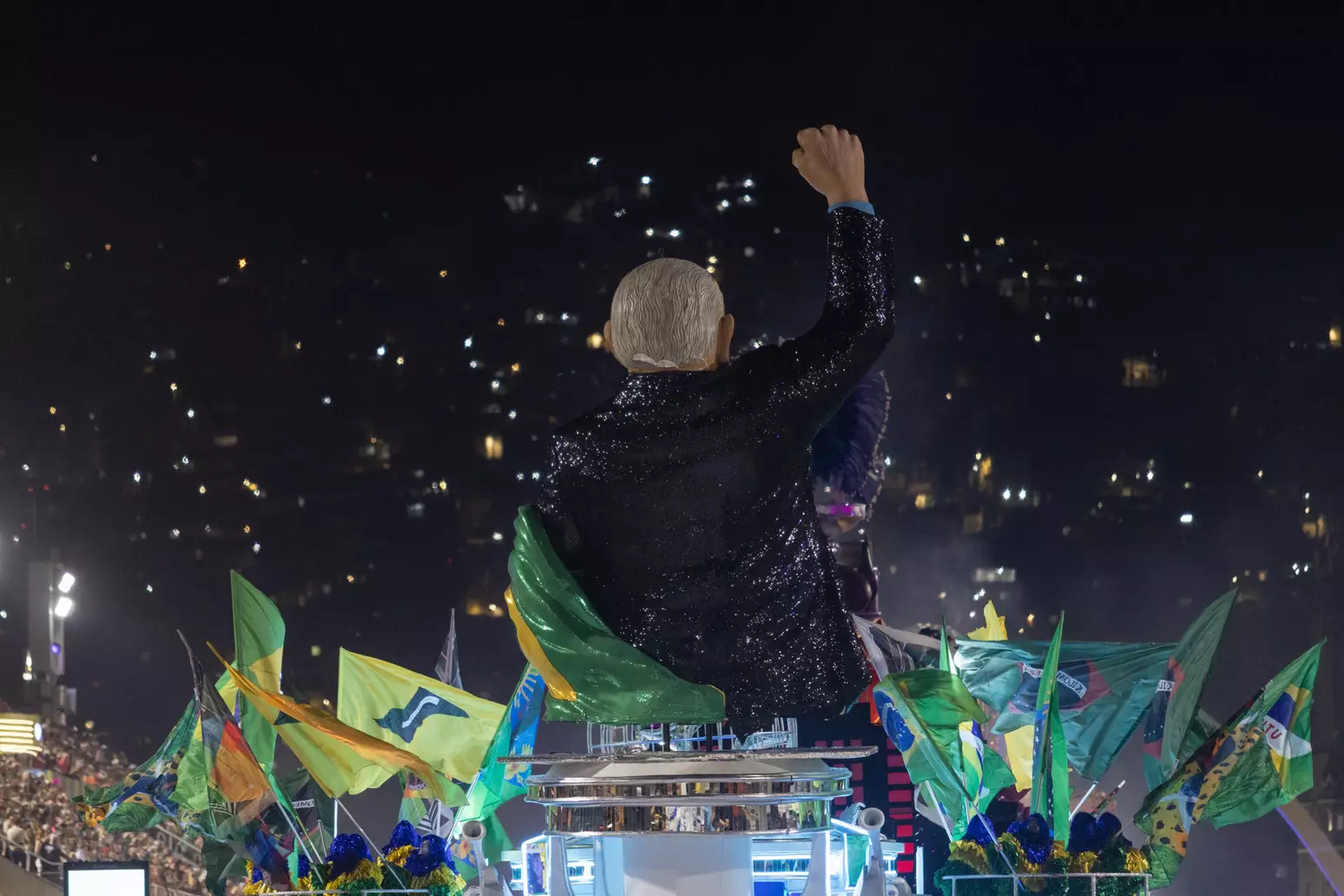 Atraso, vaias e Lula na Sapucaí: Confira como foi o desfile de carnaval no Rio de Janeiro