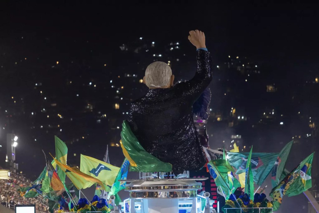 Atraso, vaias e Lula na Sapucaí: Confira como foi o desfile de carnaval no Rio de&nbsp;Janeiro