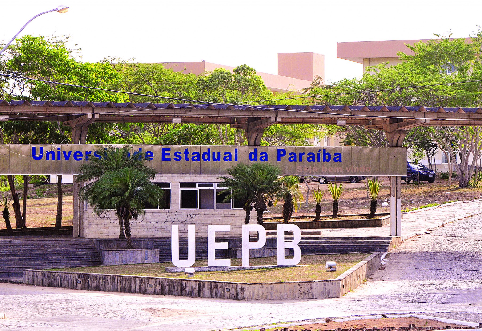UEPB abre concurso com 12 vagas e salários de até R$ 4,7 mil; saiba detalhes