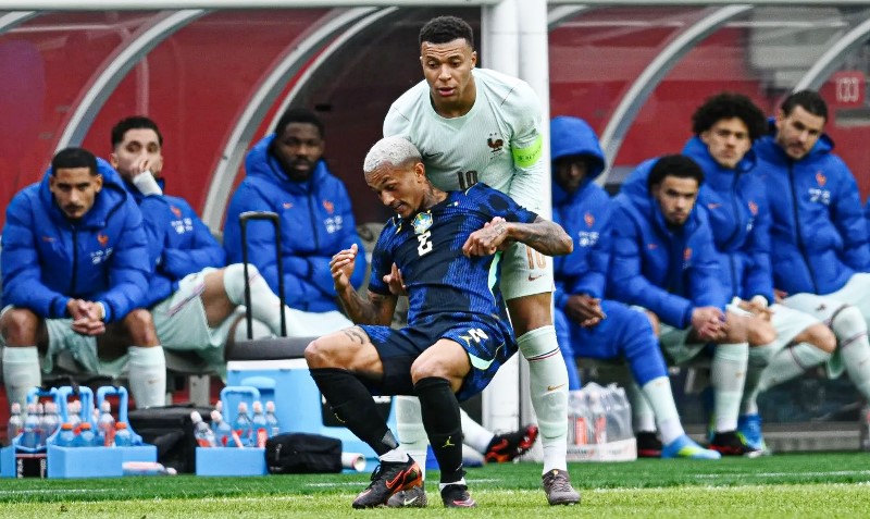 Brasil sofre dois golaços e perde para a França com um a mais em campo