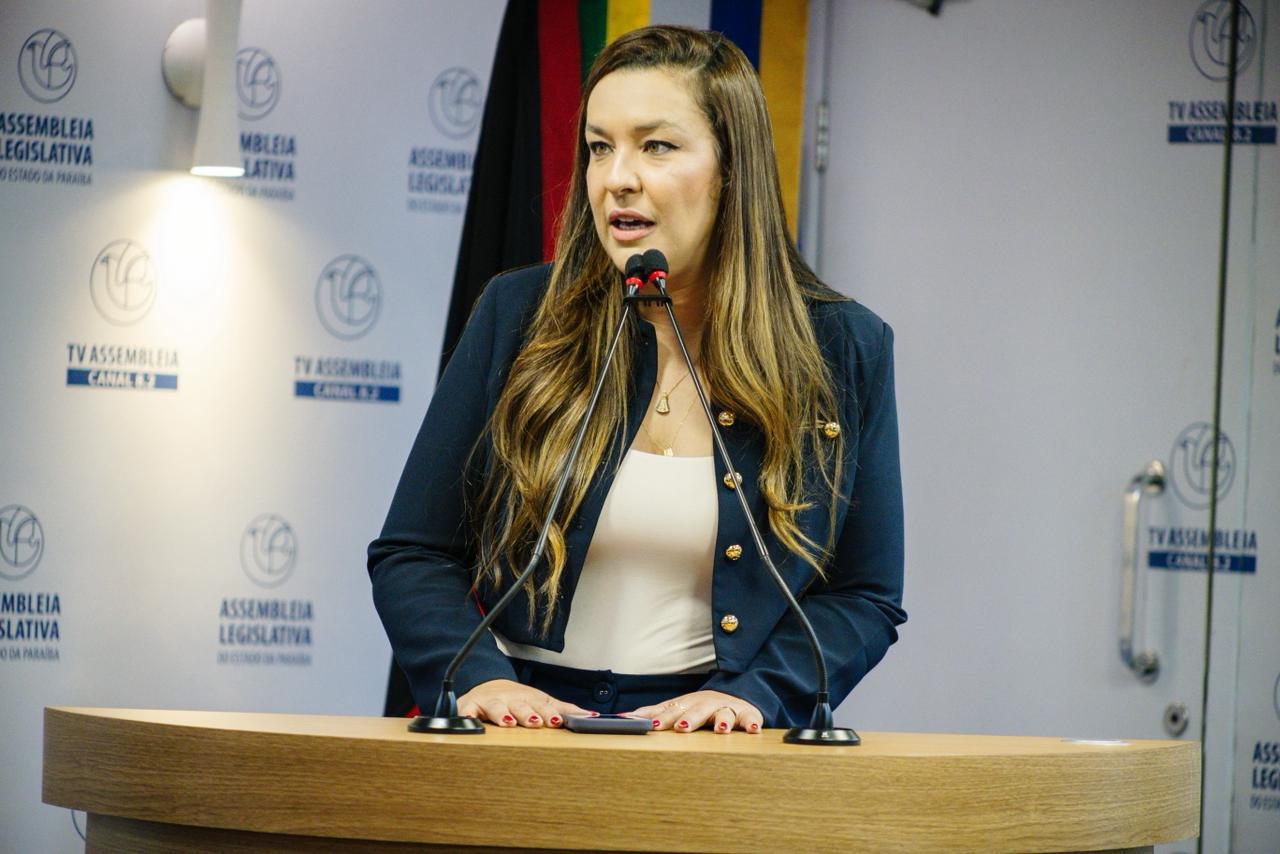 Deputados aprovam projeto de Camila que institui política de cuidado à mulher do climatério à menopausa