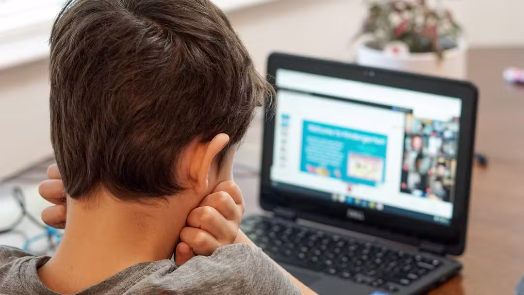 ECA Digital começa a valer e impõe novas regras para crianças e jovens em redes sociais, jogos e sites