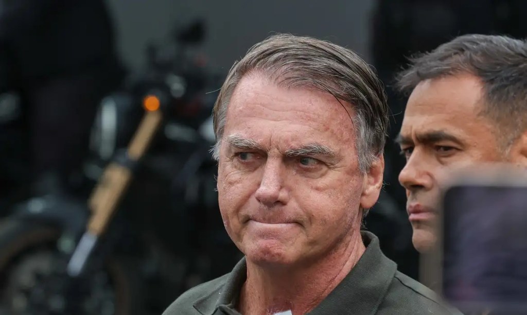 Bolsonaro tem melhora da infecção e deixa a UTI, diz Michelle