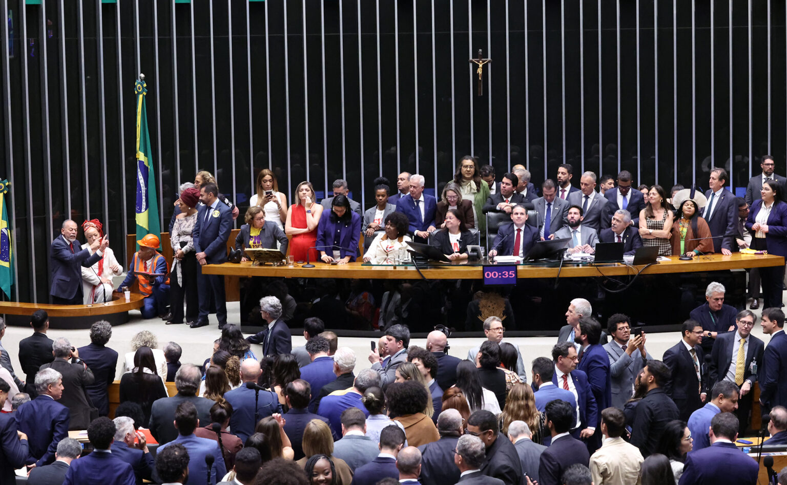 Por 461 votos a 19, Câmara aprova PEC que acaba com escala 6×1