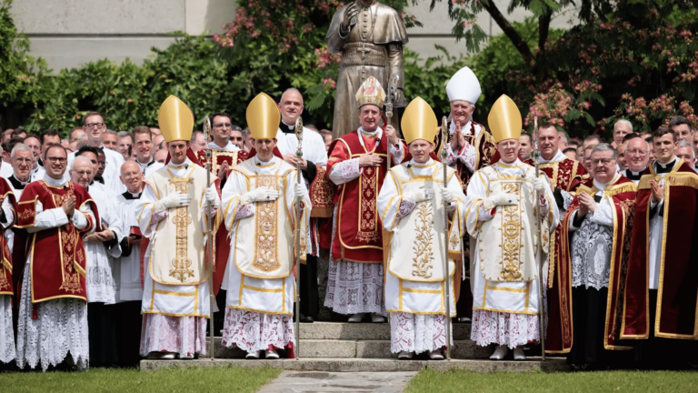 “Fraternidade São Pio X” ignora pedido do Papa e ordena quatro novos bispos; ato pode levar à excomunhão automática